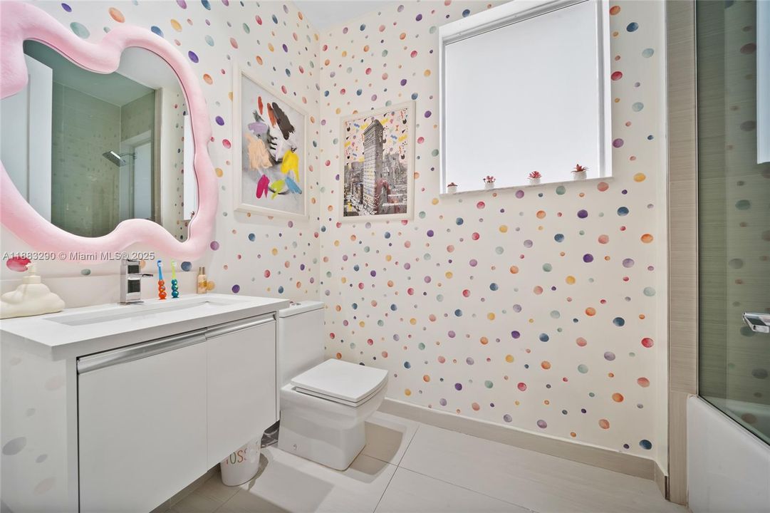 Под контрактом: $5,300 (4 спален, 3 ванн, 2599 Квадратных фут)