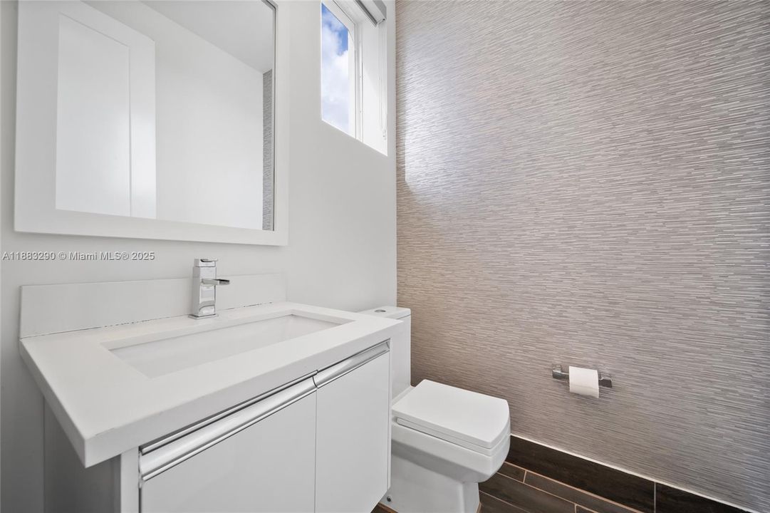 Под контрактом: $5,300 (4 спален, 3 ванн, 2599 Квадратных фут)