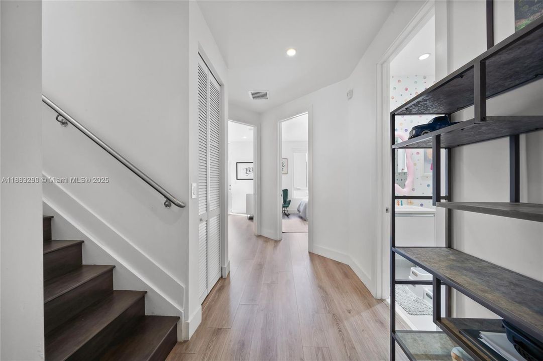 Под контрактом: $5,300 (4 спален, 3 ванн, 2599 Квадратных фут)