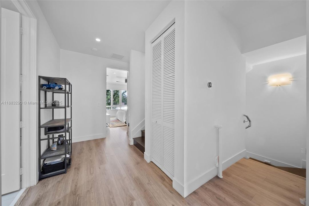 Под контрактом: $5,300 (4 спален, 3 ванн, 2599 Квадратных фут)