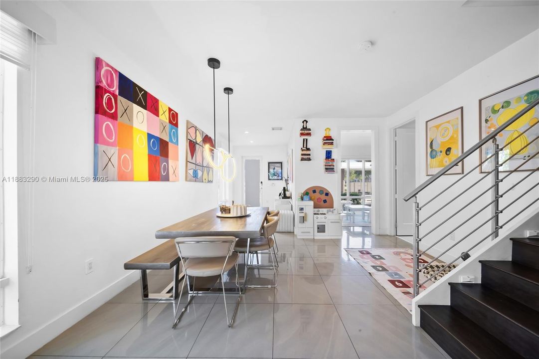 Под контрактом: $5,300 (4 спален, 3 ванн, 2599 Квадратных фут)