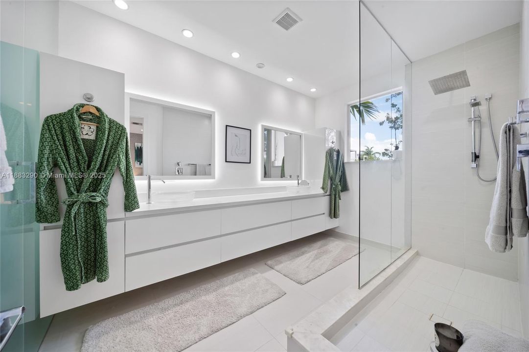 Под контрактом: $5,300 (4 спален, 3 ванн, 2599 Квадратных фут)