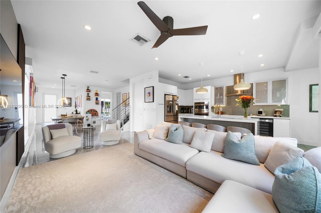 Под контрактом: $5,300 (4 спален, 3 ванн, 2599 Квадратных фут)