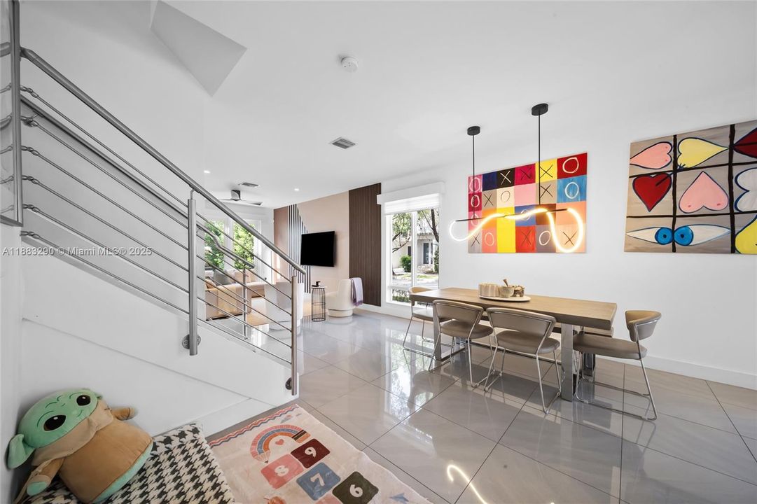 Под контрактом: $5,300 (4 спален, 3 ванн, 2599 Квадратных фут)