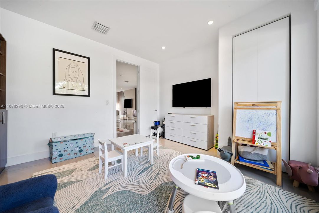 Под контрактом: $5,300 (4 спален, 3 ванн, 2599 Квадратных фут)