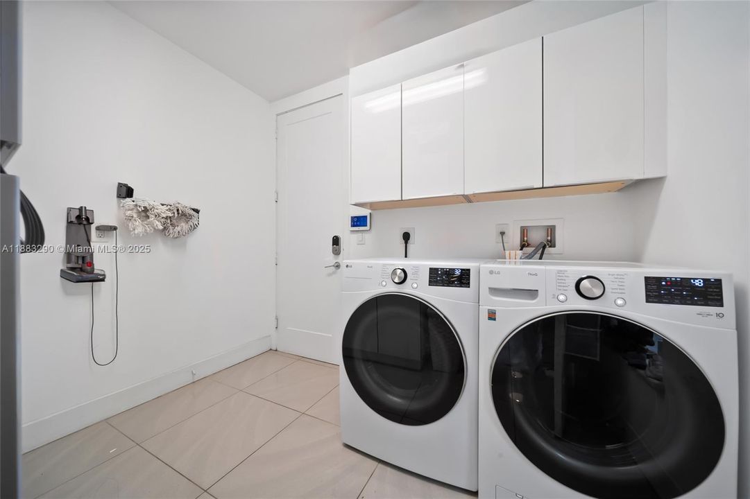 Под контрактом: $5,300 (4 спален, 3 ванн, 2599 Квадратных фут)