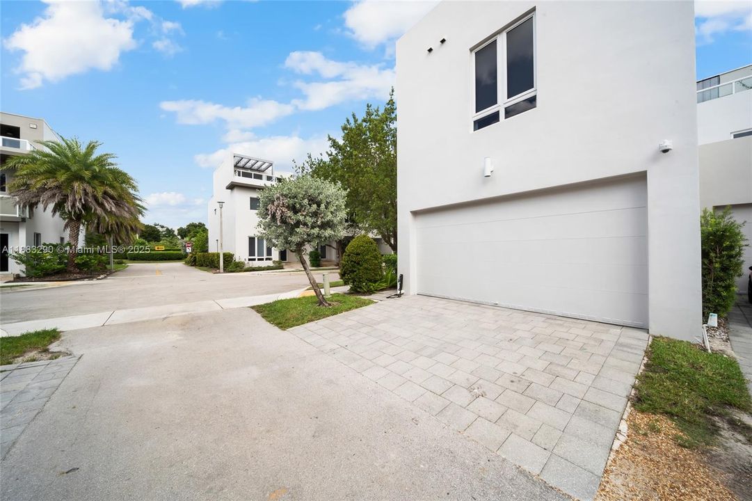 Под контрактом: $5,300 (4 спален, 3 ванн, 2599 Квадратных фут)