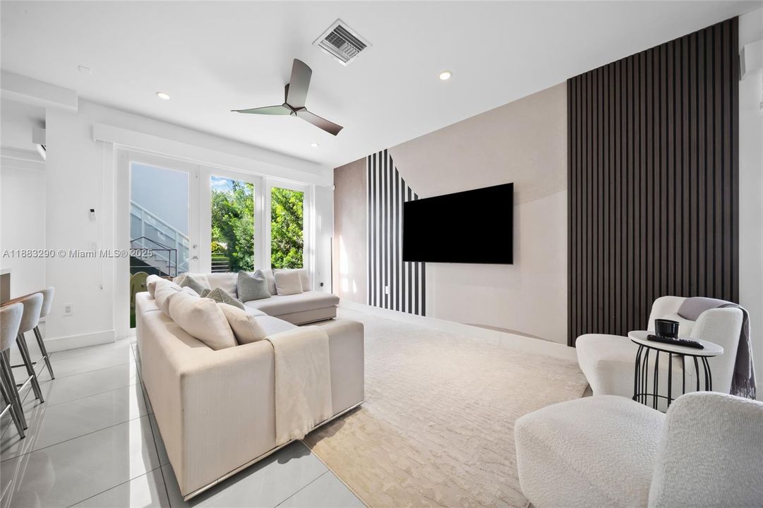 Под контрактом: $5,300 (4 спален, 3 ванн, 2599 Квадратных фут)