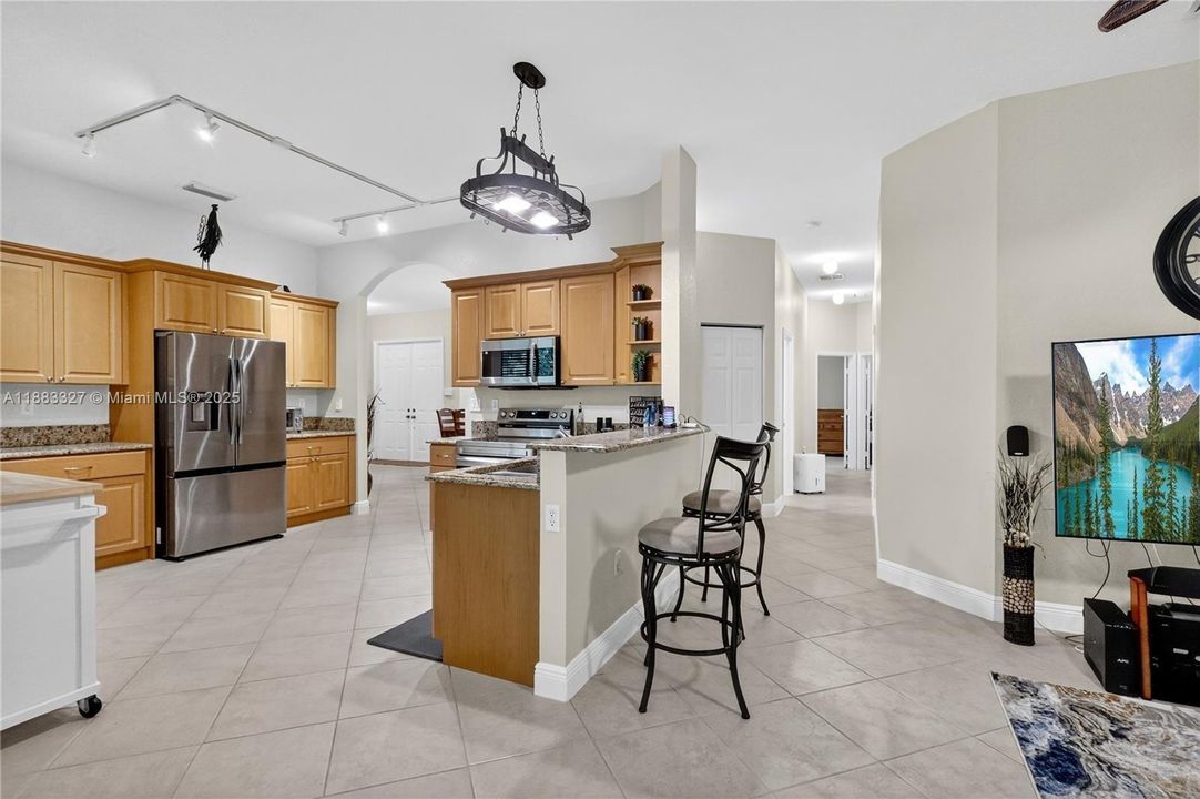 Activo con contrato: $765,000 (4 camas, 3 baños, 2326 Pies cuadrados)