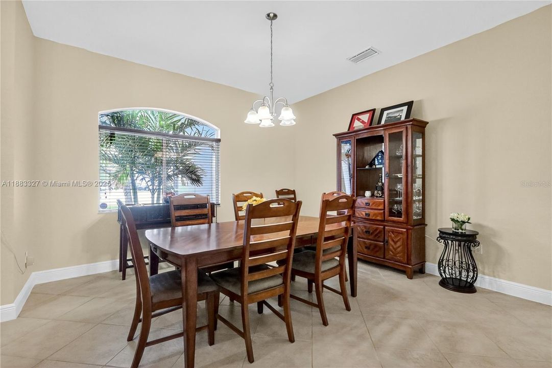 Activo con contrato: $765,000 (4 camas, 3 baños, 2326 Pies cuadrados)