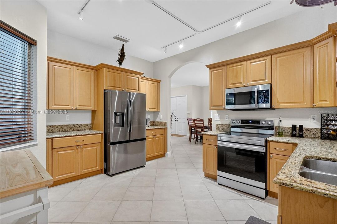 Activo con contrato: $765,000 (4 camas, 3 baños, 2326 Pies cuadrados)