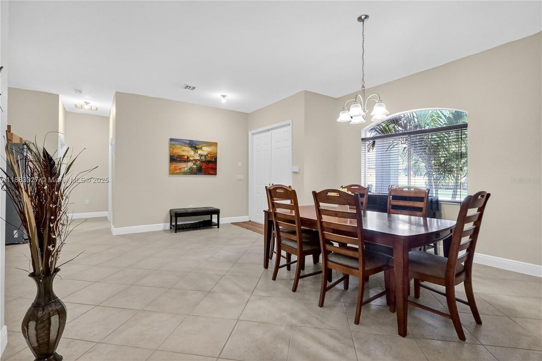 Activo con contrato: $765,000 (4 camas, 3 baños, 2326 Pies cuadrados)