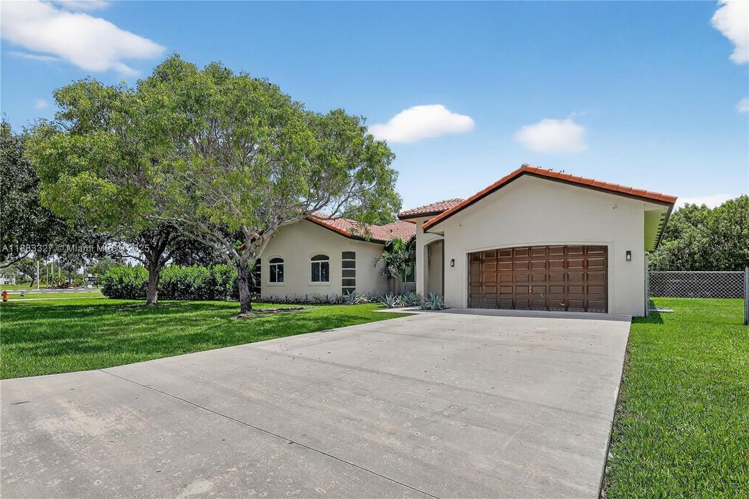 Activo con contrato: $765,000 (4 camas, 3 baños, 2326 Pies cuadrados)