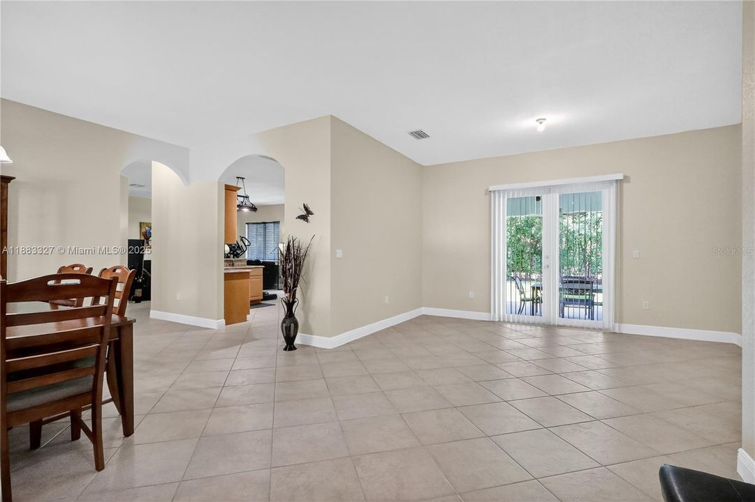 Activo con contrato: $765,000 (4 camas, 3 baños, 2326 Pies cuadrados)