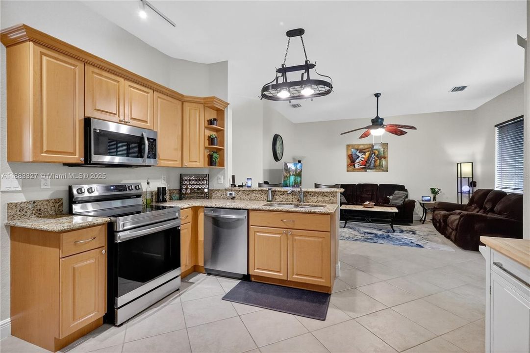 Activo con contrato: $765,000 (4 camas, 3 baños, 2326 Pies cuadrados)