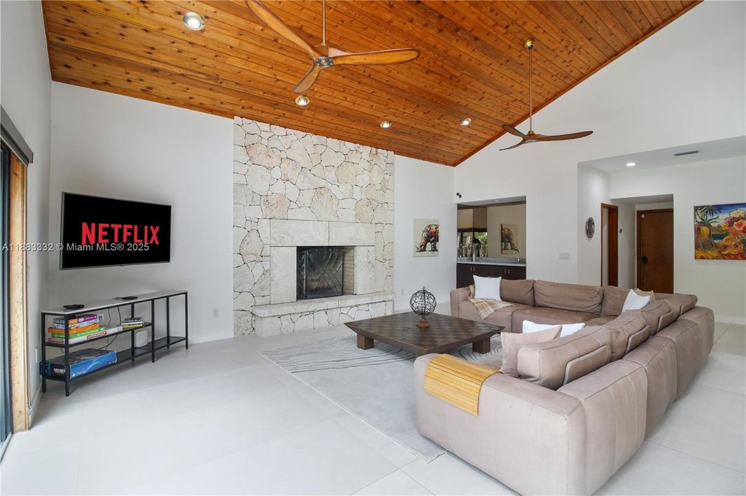 合同活跃: $2,175,000 (4 贝兹, 2 浴室, 3552 平方英尺)