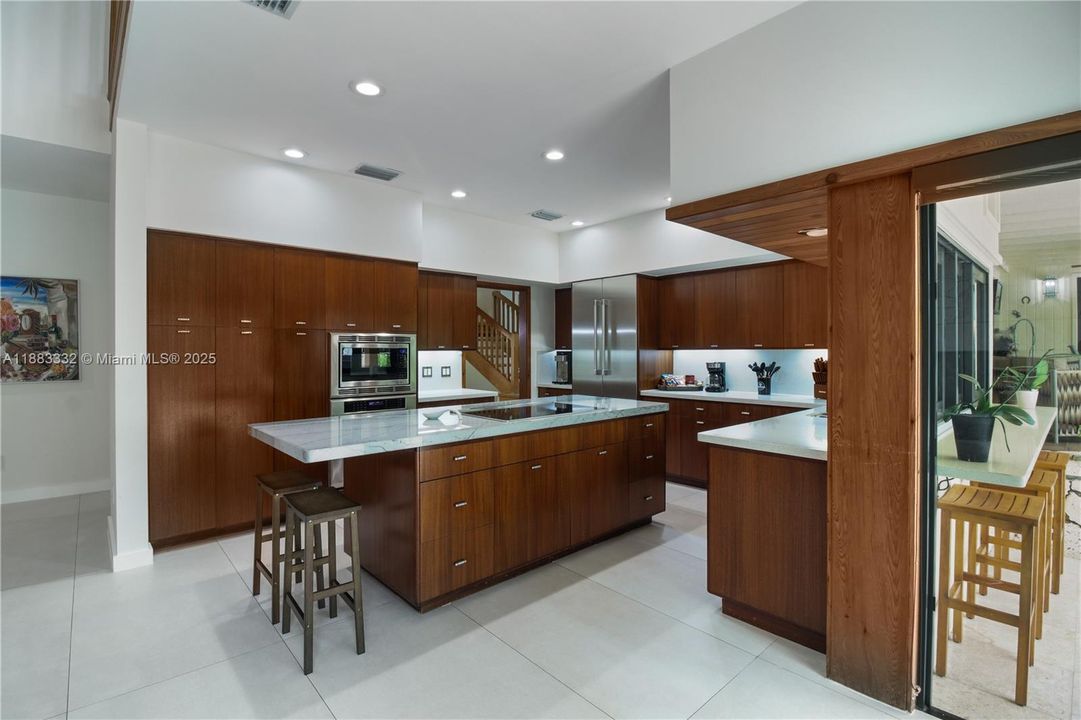 合同活跃: $2,175,000 (4 贝兹, 2 浴室, 3552 平方英尺)