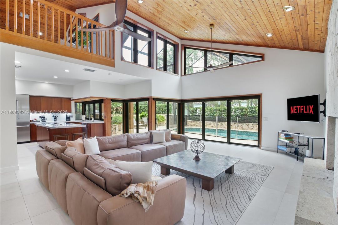 合同活跃: $2,175,000 (4 贝兹, 2 浴室, 3552 平方英尺)