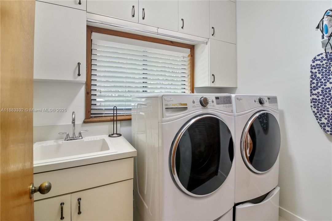 合同活跃: $2,175,000 (4 贝兹, 2 浴室, 3552 平方英尺)