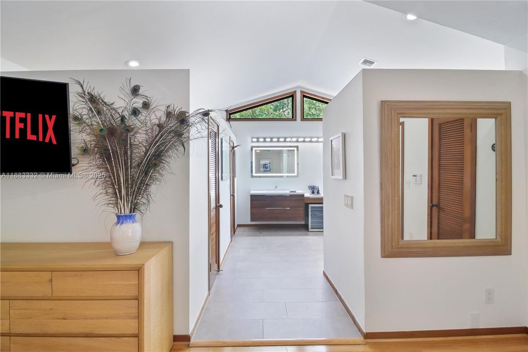 合同活跃: $2,175,000 (4 贝兹, 2 浴室, 3552 平方英尺)