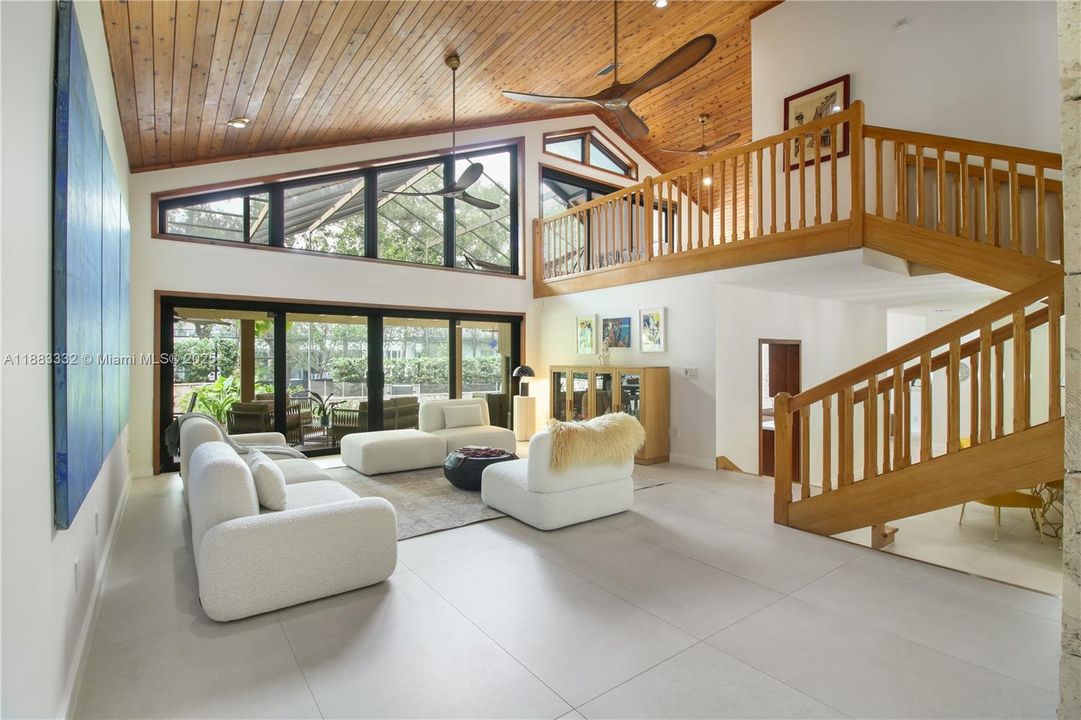 合同活跃: $2,175,000 (4 贝兹, 2 浴室, 3552 平方英尺)