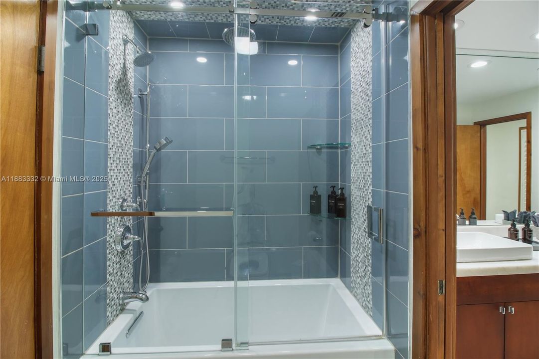 合同活跃: $2,175,000 (4 贝兹, 2 浴室, 3552 平方英尺)