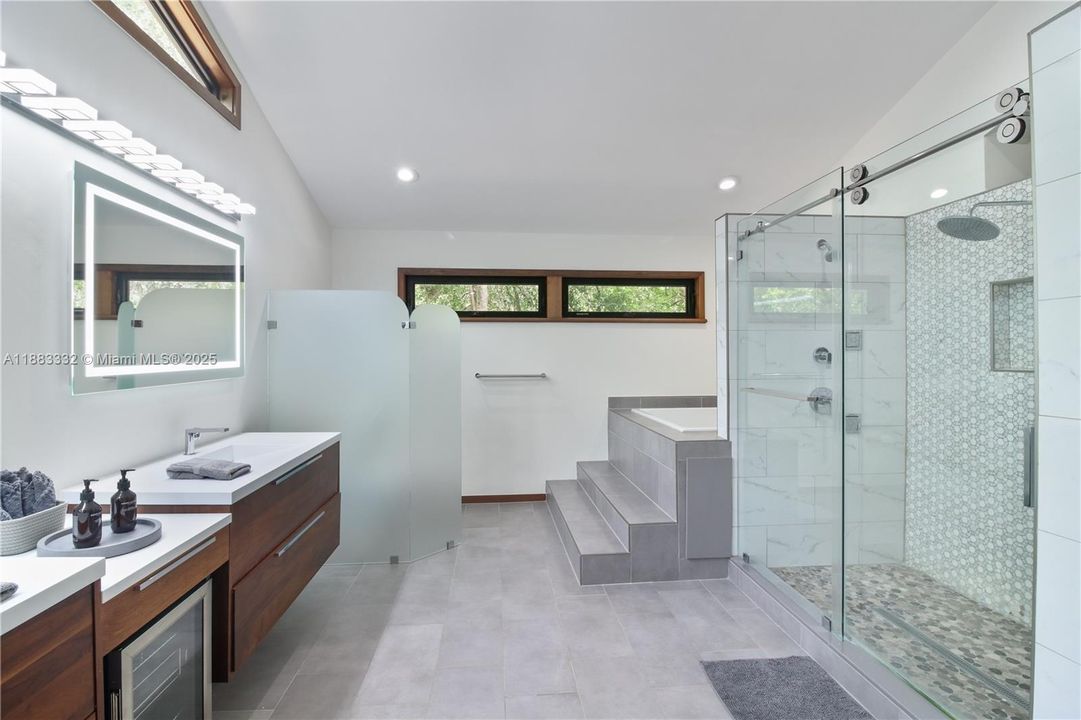 合同活跃: $2,175,000 (4 贝兹, 2 浴室, 3552 平方英尺)