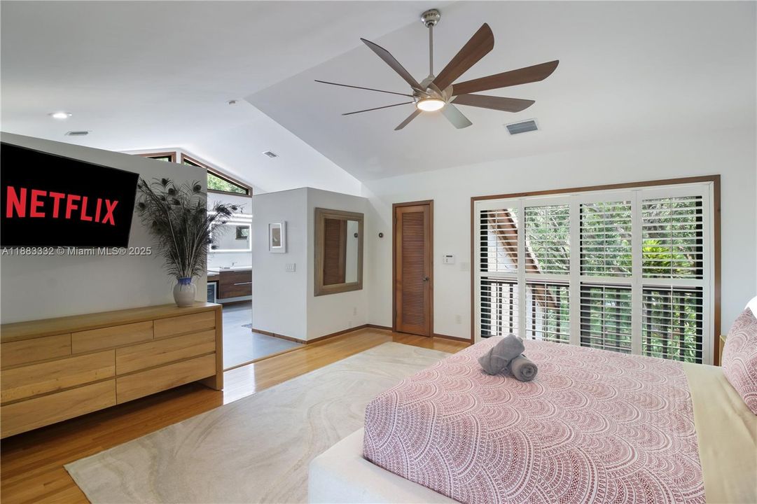 合同活跃: $2,175,000 (4 贝兹, 2 浴室, 3552 平方英尺)