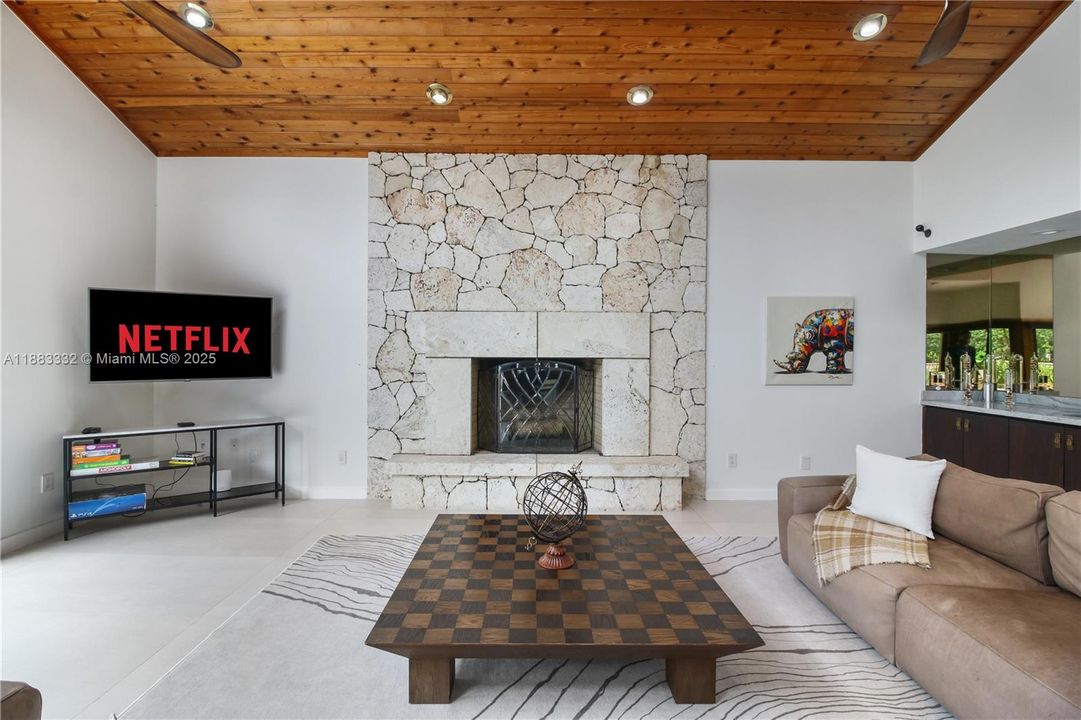 合同活跃: $2,175,000 (4 贝兹, 2 浴室, 3552 平方英尺)