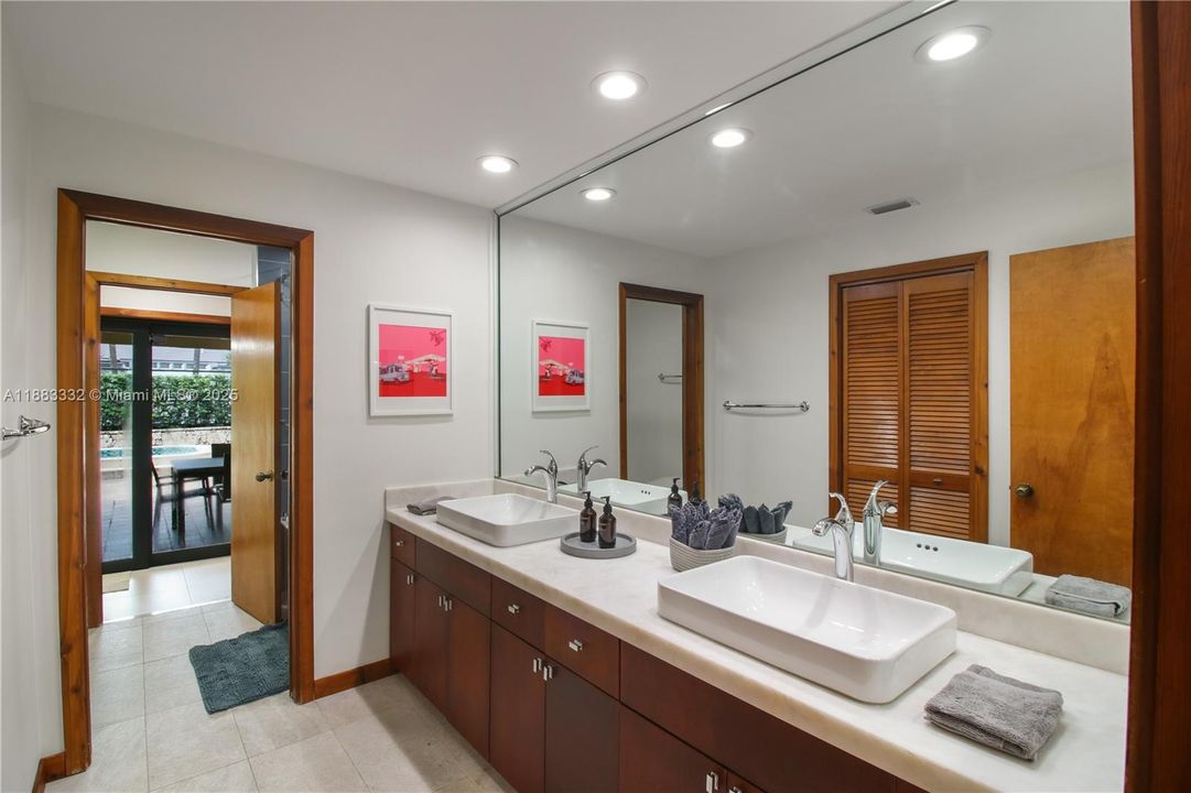 合同活跃: $2,175,000 (4 贝兹, 2 浴室, 3552 平方英尺)