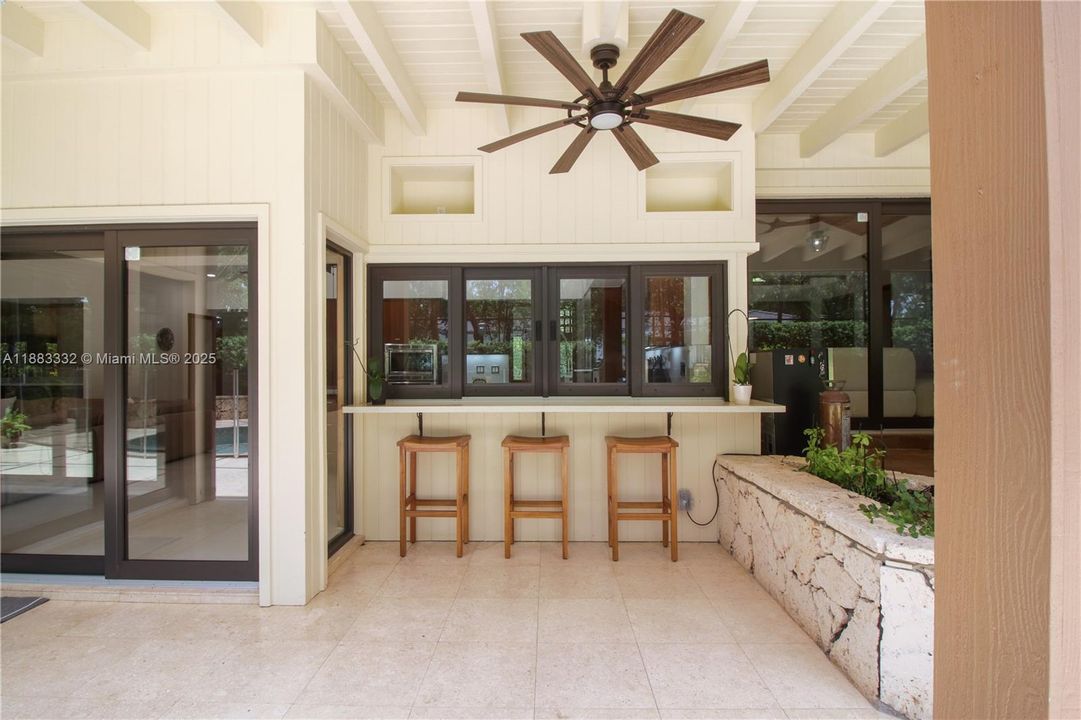 合同活跃: $2,175,000 (4 贝兹, 2 浴室, 3552 平方英尺)