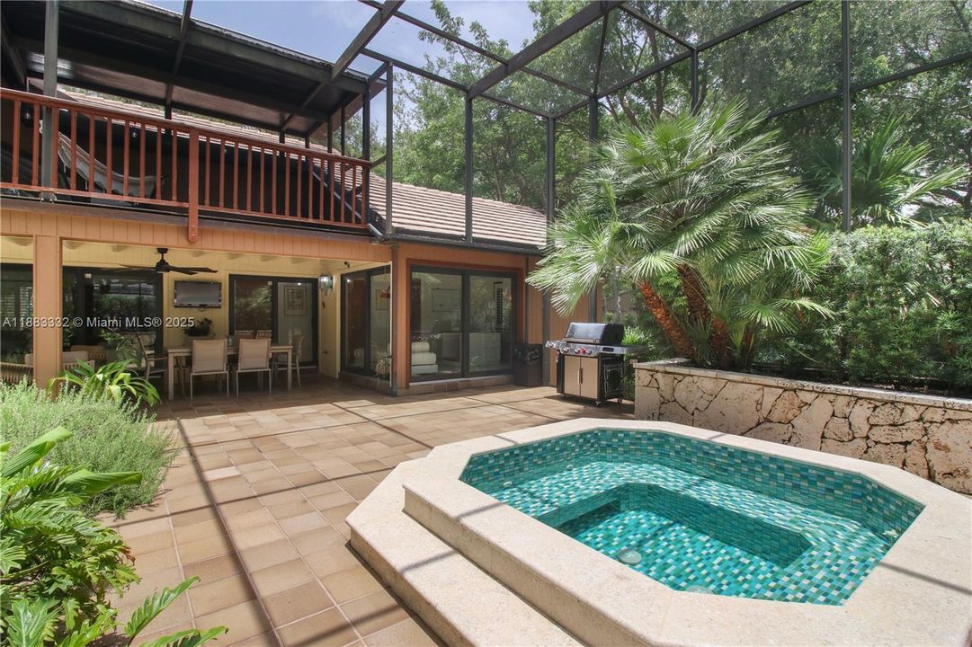 合同活跃: $2,175,000 (4 贝兹, 2 浴室, 3552 平方英尺)