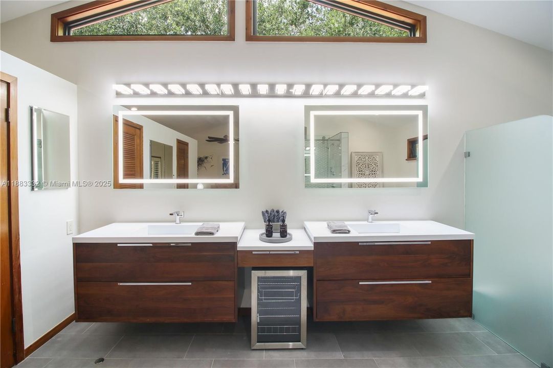 合同活跃: $2,175,000 (4 贝兹, 2 浴室, 3552 平方英尺)