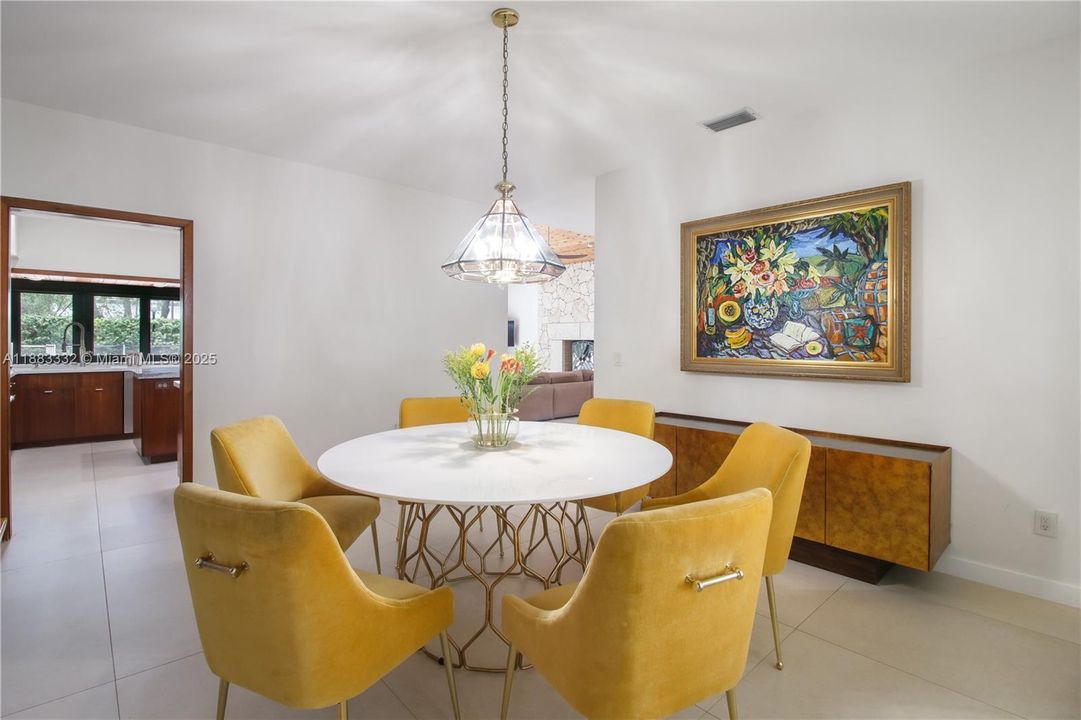 合同活跃: $2,175,000 (4 贝兹, 2 浴室, 3552 平方英尺)