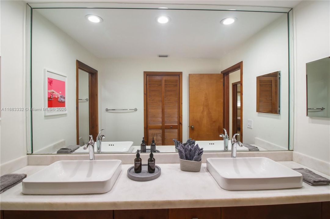 合同活跃: $2,175,000 (4 贝兹, 2 浴室, 3552 平方英尺)