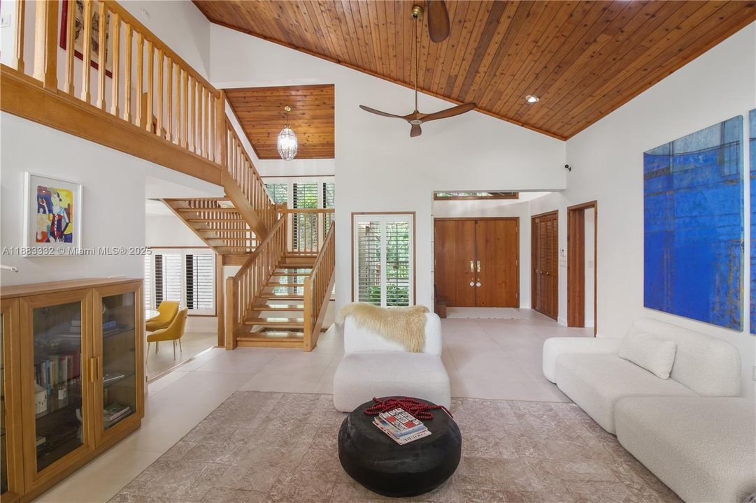 合同活跃: $2,175,000 (4 贝兹, 2 浴室, 3552 平方英尺)