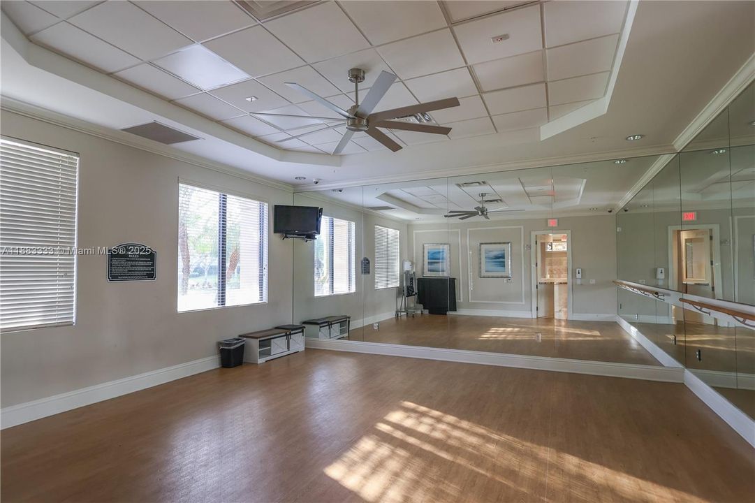 На продажу: $999,000 (5 спален, 4 ванн, 3230 Квадратных фут)