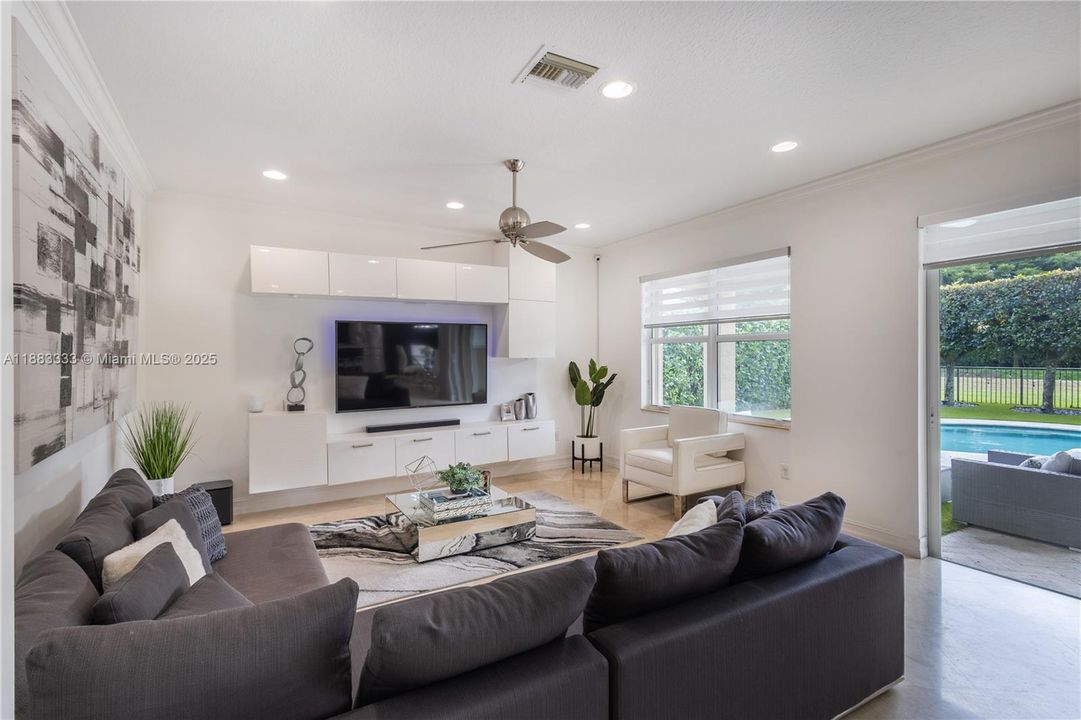 На продажу: $999,000 (5 спален, 4 ванн, 3230 Квадратных фут)