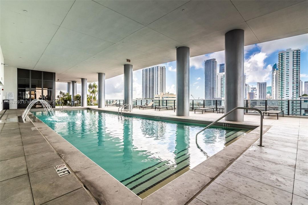 For Sale: $475,000 (1 beds, 1 baths, 865 Square Feet)