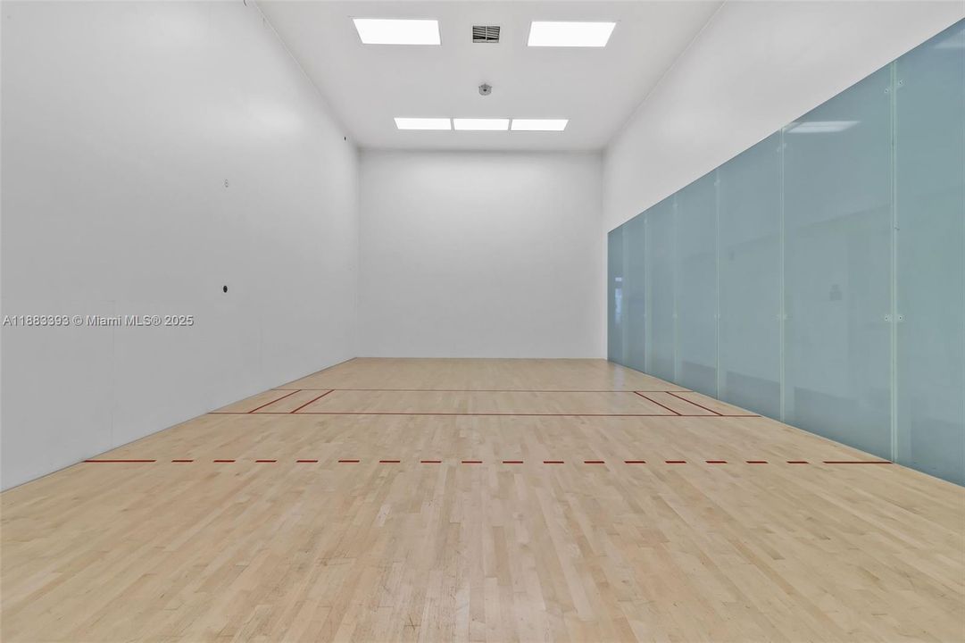 For Sale: $475,000 (1 beds, 1 baths, 865 Square Feet)