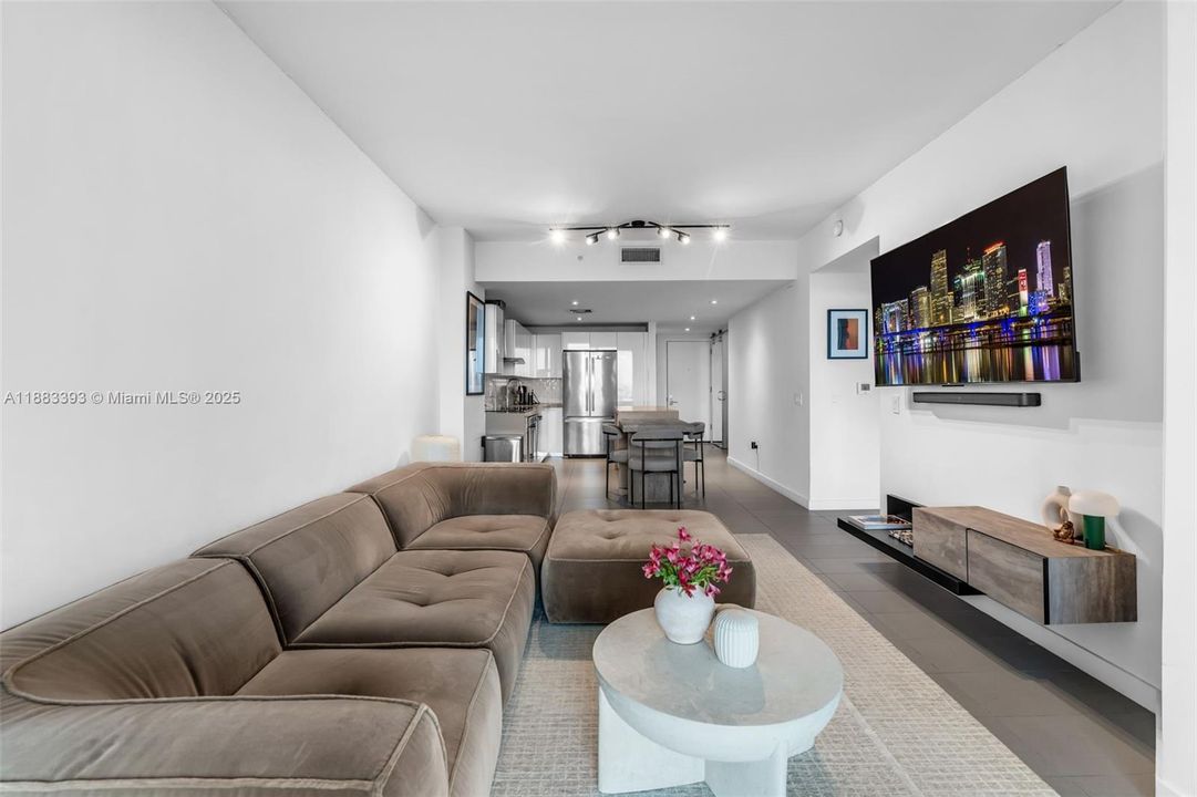 For Sale: $475,000 (1 beds, 1 baths, 865 Square Feet)