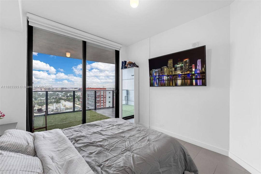 For Sale: $475,000 (1 beds, 1 baths, 865 Square Feet)