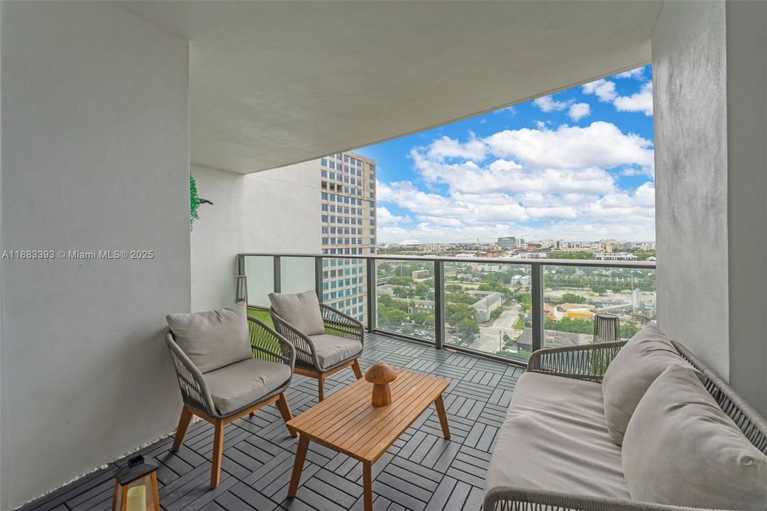 For Sale: $475,000 (1 beds, 1 baths, 865 Square Feet)