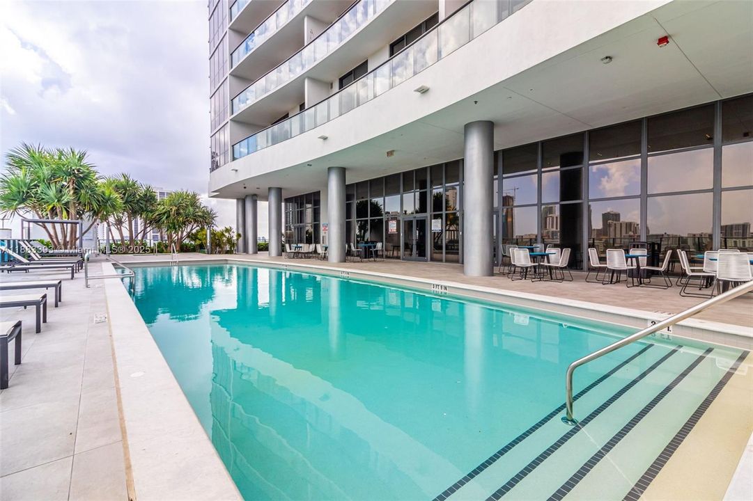 For Sale: $475,000 (1 beds, 1 baths, 865 Square Feet)