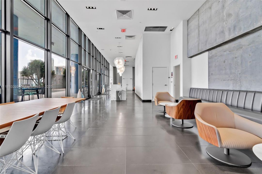 For Sale: $475,000 (1 beds, 1 baths, 865 Square Feet)