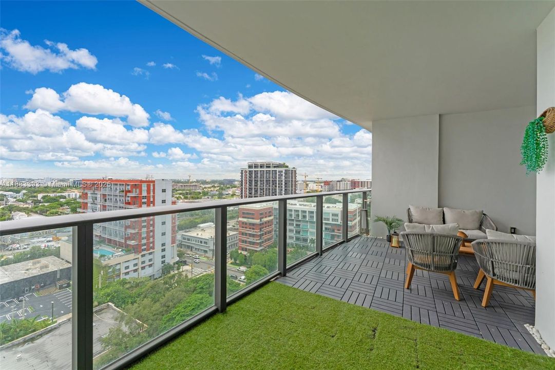 For Sale: $475,000 (1 beds, 1 baths, 865 Square Feet)