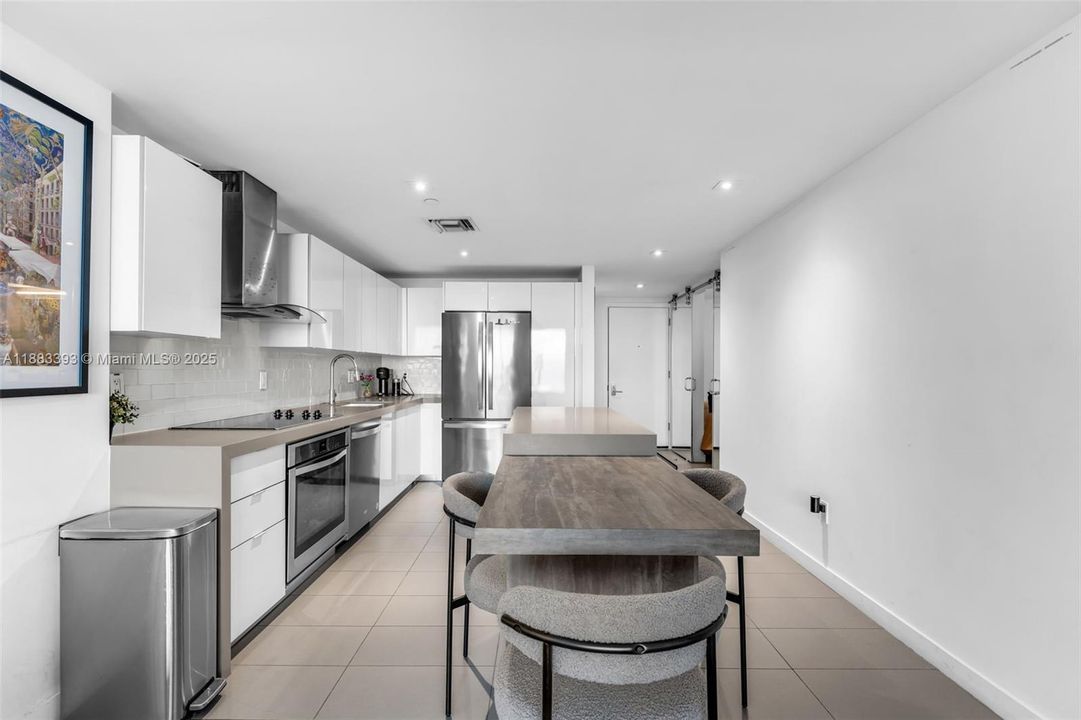 For Sale: $475,000 (1 beds, 1 baths, 865 Square Feet)