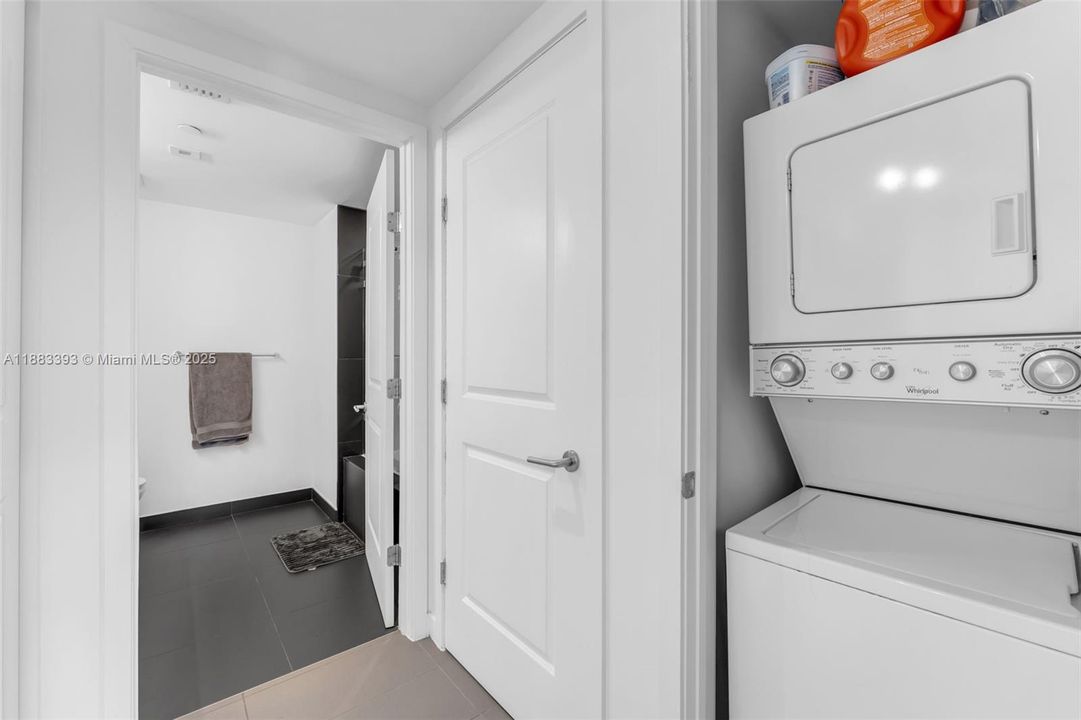 For Sale: $475,000 (1 beds, 1 baths, 865 Square Feet)