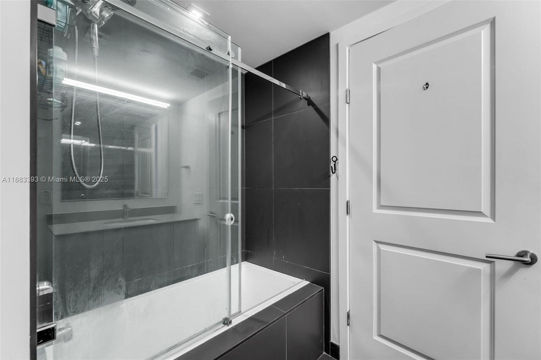 For Sale: $475,000 (1 beds, 1 baths, 865 Square Feet)