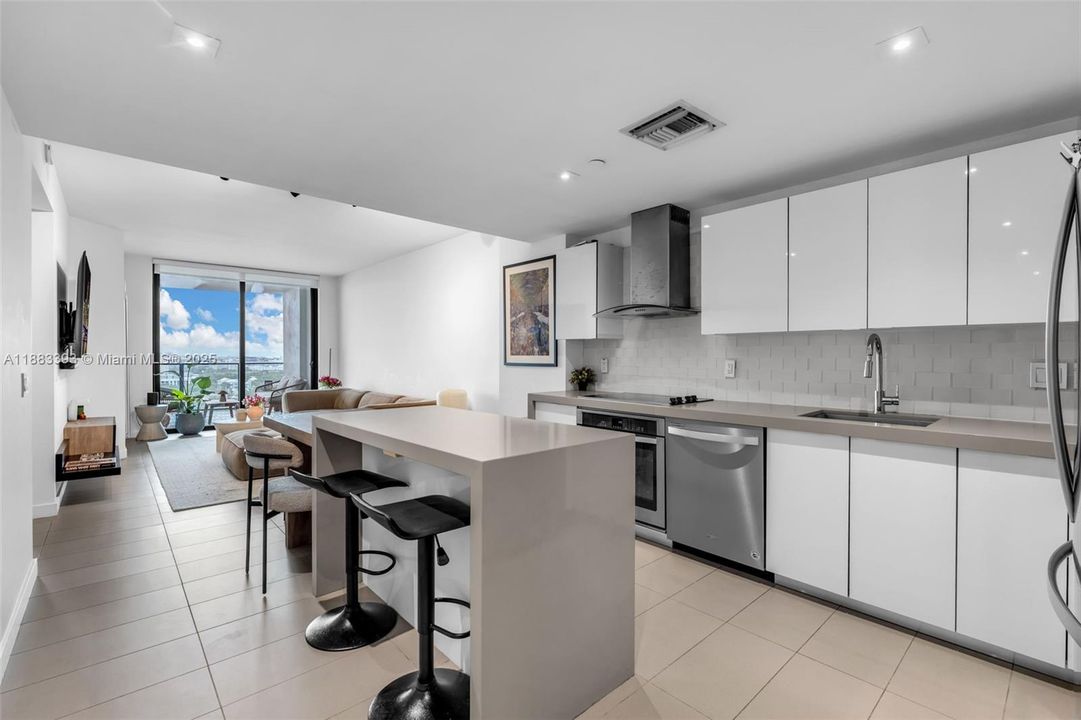 For Sale: $475,000 (1 beds, 1 baths, 865 Square Feet)